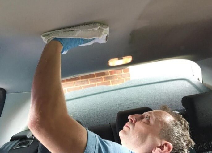 تمیز کردن موکت سقف خودرو با دستمال